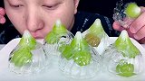 吃冰冻青提空心包子冰块，听脆脆的声音与喝水声！