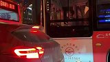 男生都有个篮球梦吧，公交小哥哥也太可爱了吧