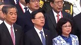 香港七一升旗仪式：护旗队中式步操入场，纪律部队在空中和海上敬礼