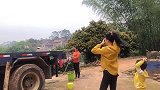 梅子卖螺蛳粉赚了125块，全部请家人吃火锅，家里瞬间热闹起来