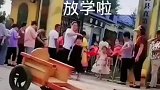 小女孩每天坐狗狗拉车上学，这绝对是全校最靓的崽