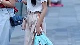 什么样的女生才会让男生一见钟情呢，时尚街拍