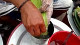 印度街头的黑暗料理，老板刮芦荟汁的手法娴熟，看完敢喝一杯吗