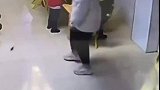 老师吓得跳了段霹雳舞，小朋友还不知道发生了啥