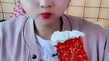 小姐姐直播吃彩色果冻雪糕，一口下去超过瘾，是我童年向往的生活