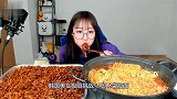 韩国美女极限挑战吃18袋拉面，吸溜吸溜吃得真香，看着贼过瘾！