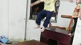 孩子精力旺盛，在桌子上往床跳