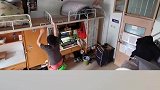 男生在宿舍玩捉迷藏，室友急得趴在门框上