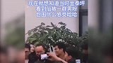 孙艺珍被男粉团团围住，一旁玄彬看后的举动，可谓是爱的深沉！