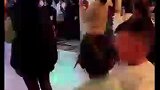 新郎新娘前面举行仪式，俩萌娃后台秀“恩爱”