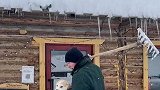 男子怀抱狗狗分享打雪现场，屋顶厚厚积雪顺势而下
