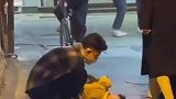 爸妈静静看着娃躺倒