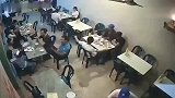 男子正在吃饭，突然砸来一个啤酒瓶，监控拍下全程