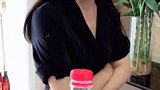美女挑战踢瓶盖，没想到老爸遭殃了，简直承包了我一年的笑点！