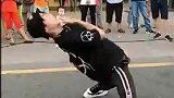 小伙子表演太传神，一般人做不到，不信你看！