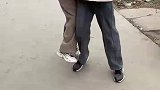 兄妹打架打不过就撒娇，再打一会就翻脸了