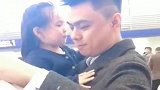爸爸出差回来，一见面女儿就变成这样，真不愧是前世的小情人！