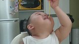肉嘟嘟的小宝宝吃面条，吃半天都吃不到，太搞笑了！
