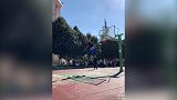 这小哥天赋异禀啊 劲爆弹跳上演拉文式扣篮