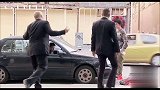 街头上演真人变模具！看得过往人们目瞪口呆