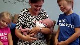二孩夫妇第一次领养婴儿，抱着宝宝那一刻，妈妈好幸福！