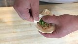 今天看看我师傅一次包三个饺子的，这个手炼了，十三年了，好看
