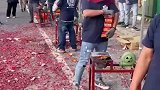 男子工作式放炮，像极了无情的机器