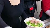 小表妹自从来到小冉家面馆工作，感觉越来越讨人喜欢了