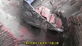 大象不小心掉入深井，村民奋力解救，可怜的大象能否顺利获救