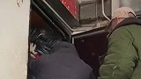 老人将房子塞满废品，和老伴睡楼道里