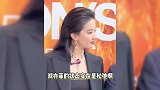刘亦菲素颜逛街白到发光，穿长裙身材吸睛，脚踩凉拖鞋松弛感拉满