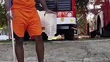 印度消防员一个塑料袋，就轻松搞定了