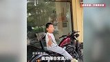 小男孩看到一辆帅气摩托车想合影，妈妈鼓励他主动询问车主