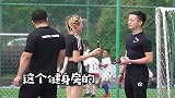 篮球场整蛊健身教练，美女居然让他来个公主抱，结果脸都红了！