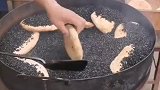 灵宝名吃石子馍，石子馍夹凉粉