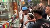 亚马尔与女友在纽约逛街放松心情