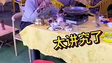 男子路边吃烧鸡，太讲究了