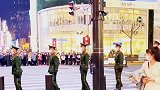 路上有一道美丽的风景，武警为游客保驾护航