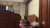 奶奶削黄瓜片美容逗乐孙子