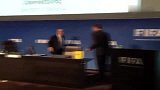 足球-15年-目瞪口呆！FIFA召开特别执委会 布拉特竟被示威者当众撒钱-新闻
