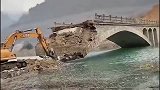 河南挖掘机拆桥现场，真聪明一会就把桥给拆完了，省了不少时间