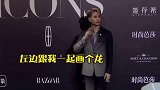 王嘉尔 哈哈哈哈哈帅哥像机器人在拍照