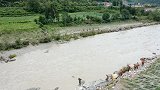 四川冕宁暴雨已致12人遇难10人失联 直击武警官兵搜救现场