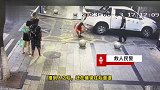 皮卡车撞人后毫无察觉继续倒车，路过民警大吼停车：也算挽救了两个家庭