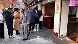 湖北武汉老店街头小吃，人均9元一份，排在队尾看不到店