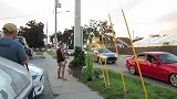 树人恐吓恶作剧，男子伪装成树人恶搞路人，路人非常尴尬