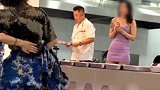 高校通报穿低胸装打饭：解聘食堂经理 清理违规商户