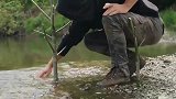 在河边利用水流制作一个全自动烤鸡神器，这样烤出来的鸡才够美味