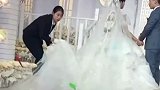 新娘甩裙摆时猝不及防摔倒