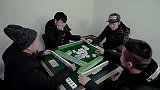 农民三江锅：二货有钱打牌却无钱还债，结果惨被牌友教训